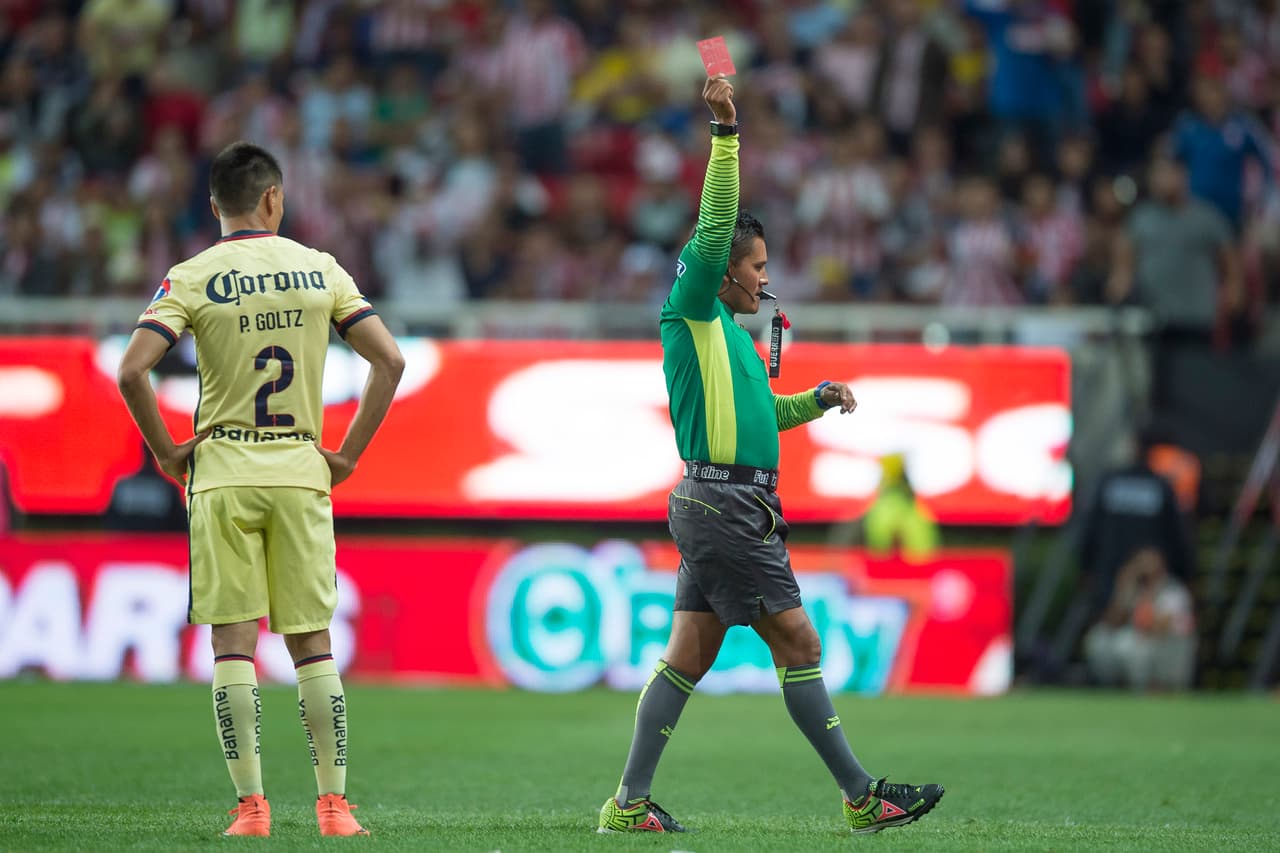 Paolo Goltz, América.- El defensor vio el cartón rojo y perdió la ventaja de un jugador extra dentro del terreno de juego, situación que complicó el partido a sus compañeros ya que Guadalajara presionó hasta el último minuto del encuentro para intentar empatar el partido.
