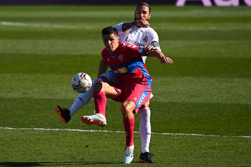 El doblete de Karim Benema (73' y 90+1'), el Real Madrid logra vencer 2-1 al Elche y continúan en la pelea por el título. El segundo go de Benzema llega como un balde de agua fría para el Elche, que se encunetra en la décimo séptima posición en la tabla con 24 unidades.