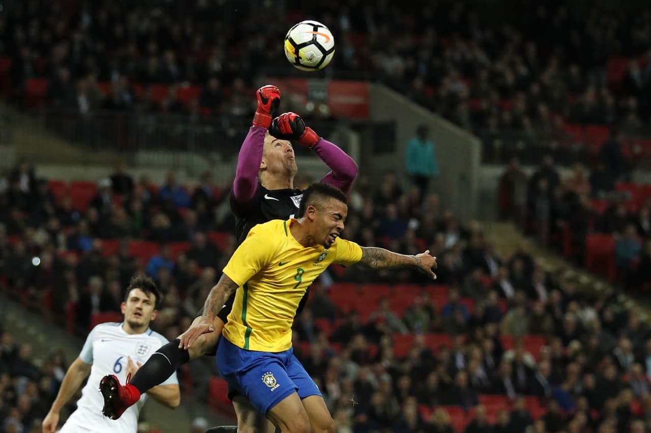 Brasil trató de acercarse al arco inglés, pero sin mucho éxito ante un equipo que ya contra Alemania había sacado su portería sin goles en contra.