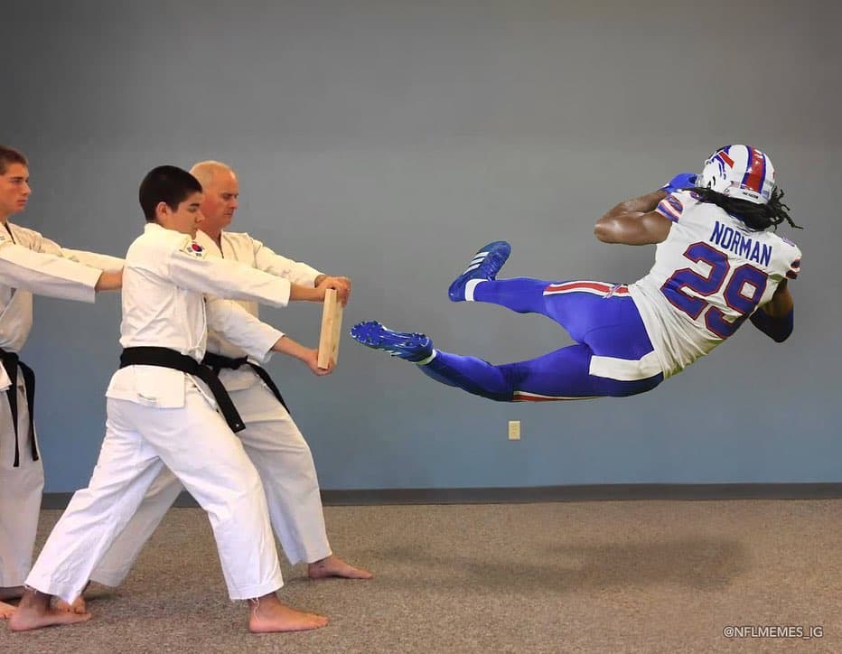 Los memes también ‘despacharon’ a Josh Norman | Las burlas en internet hicieron lo suyo luego de que el corredor de los Titans quitara de se camino al cornerback de los Buffalo Bills.