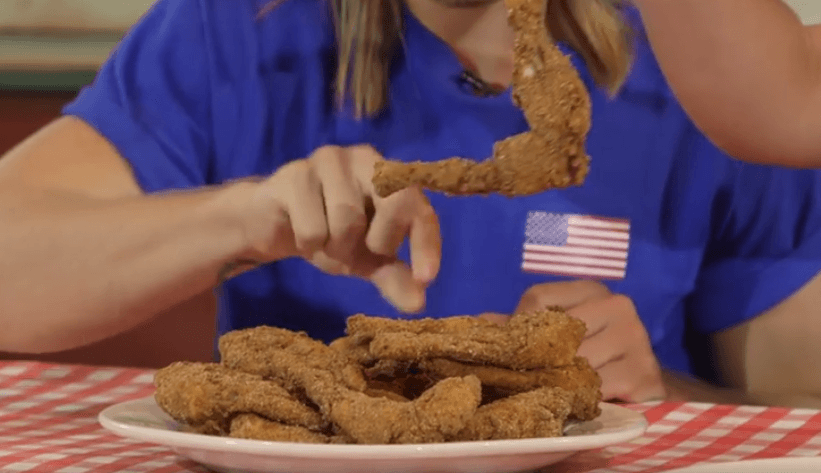 Un delicioso platillo de ancas de rana degustaron los participantes de la Carrera de la Copa Oro en el episodio 9 en Nashville, Tennessee.