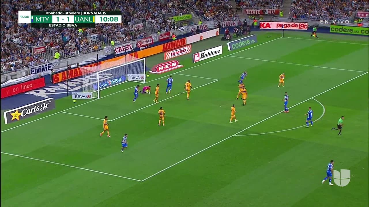 ¡TIRO ATAJADO! disparo por Maximiliano Meza.