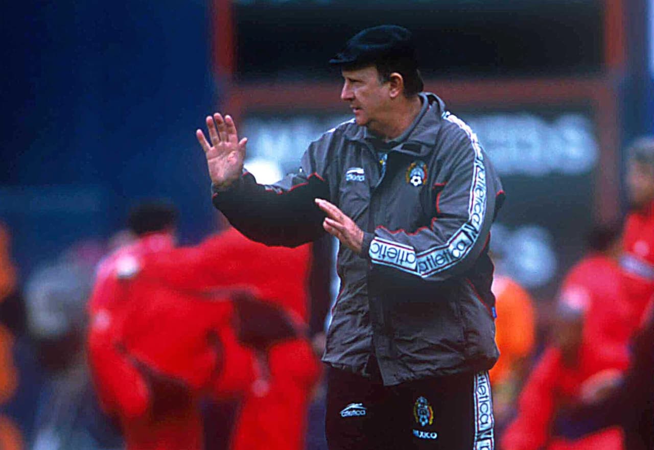 Manuel Lapuente llegó como director técnico del 'Tri' luego de haberlo liderado a Francia-98, pero sería destituido tras este fracaso.