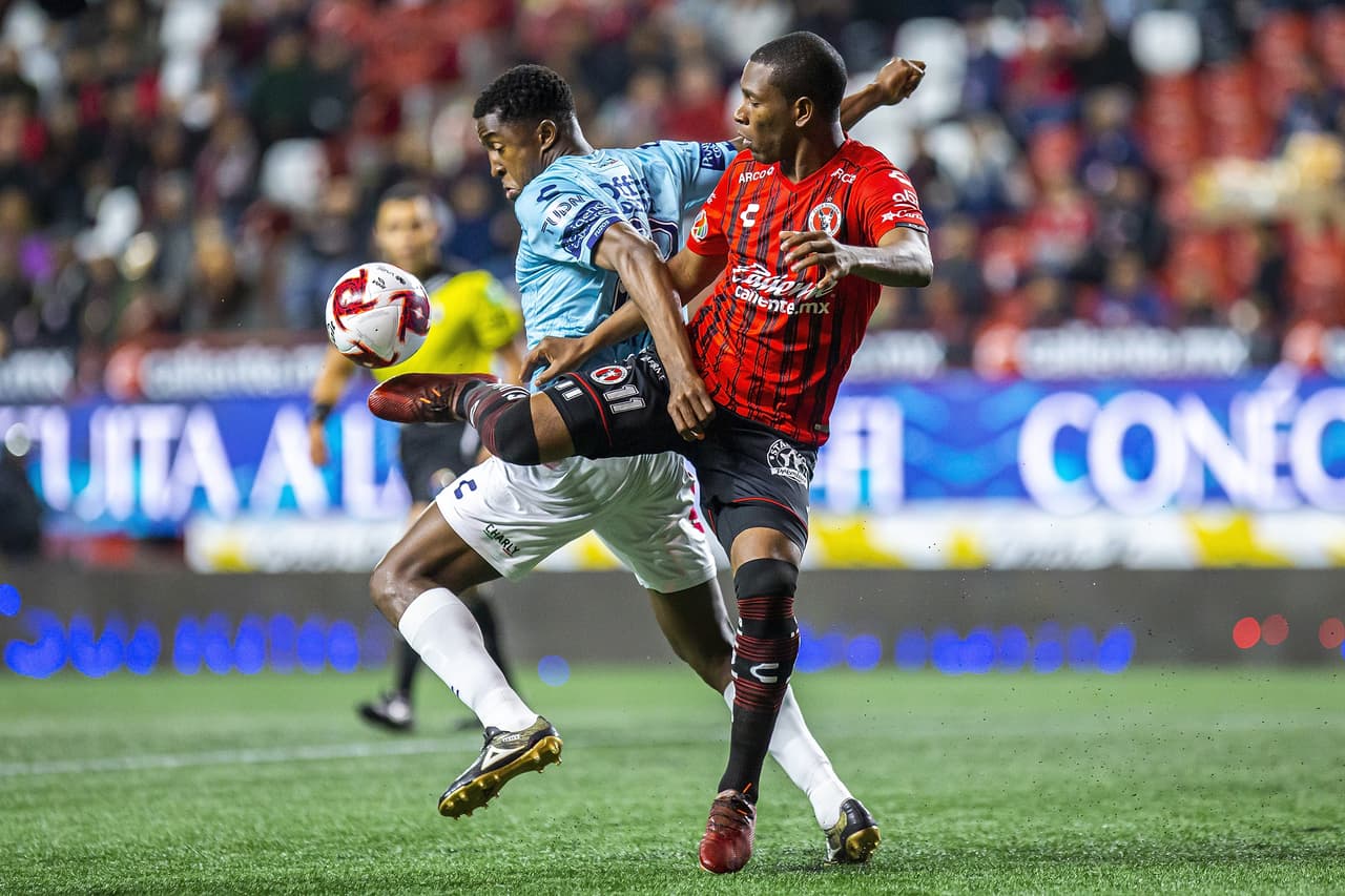 Franco Jara se aviva, le roba el balón al arquero y acorta las distancias al poner el marcador 3-2.