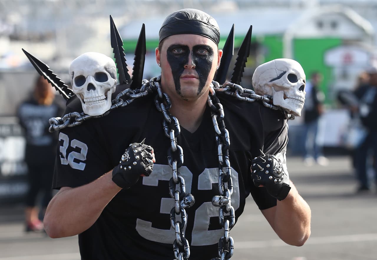 El muñeco malvado Chucky y otros personajes inspiraron a jugadores y fanáticos para darle un color diferente a la jornada de la NFL en medio de la fiesta de Halloween.