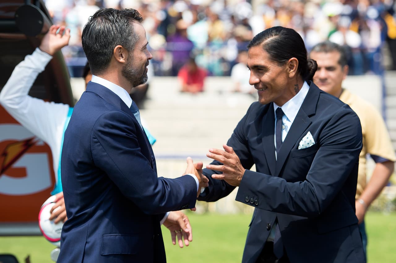 El saludo cordial entre Rafael Puente del Río y Francisco Palencia, entrenadores que se enfrentaban en esta mañana y de pasado como directivos del Guadalajara.