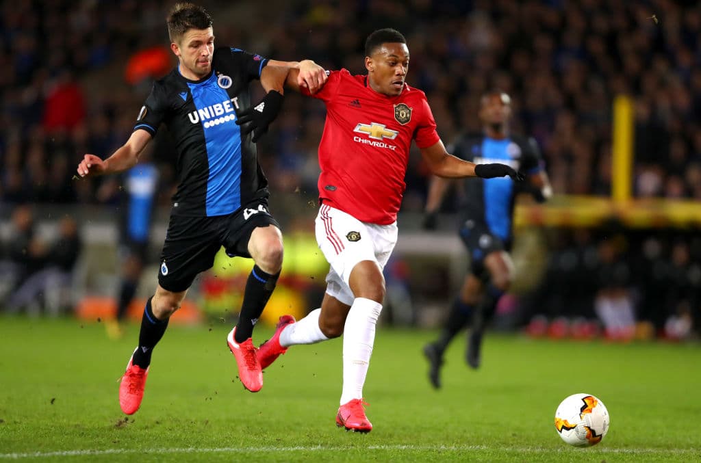 Brandon Mechele persigue por todo el campo a Anthony Martial que logra vencerlo para quedar frente a frente con el portero.