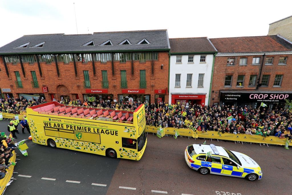 Así festejaron los futbolistas, aficionados, y todos los involucrados con el Norwich City en el desfile realizado en la ciudad de Norwich, en Norfolk, Inglaterra, donde celebraron el título obtenido en The Championship y su regreso a la Premier League para 2019-20. Incluso jugaron en el estadio Carrow Road un interescuadras para deleitar a la afición.