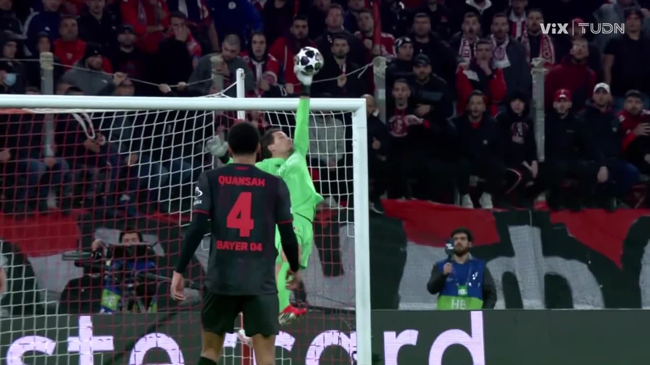¡Atajadón de Blaswich! Iba a ser un golazo del Olympiacos