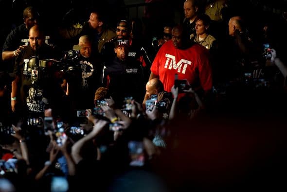 Floyd Maywetaher Jr ha hecho 13 peleas en Pay Per View que han comprado un total de 14,659,000 millones de personas, con un récord histórico para una pelea de 2,400,000 compras cuando peleó contra Oscar De la Hoya. Esta pelea recaudó $ 136,000,000