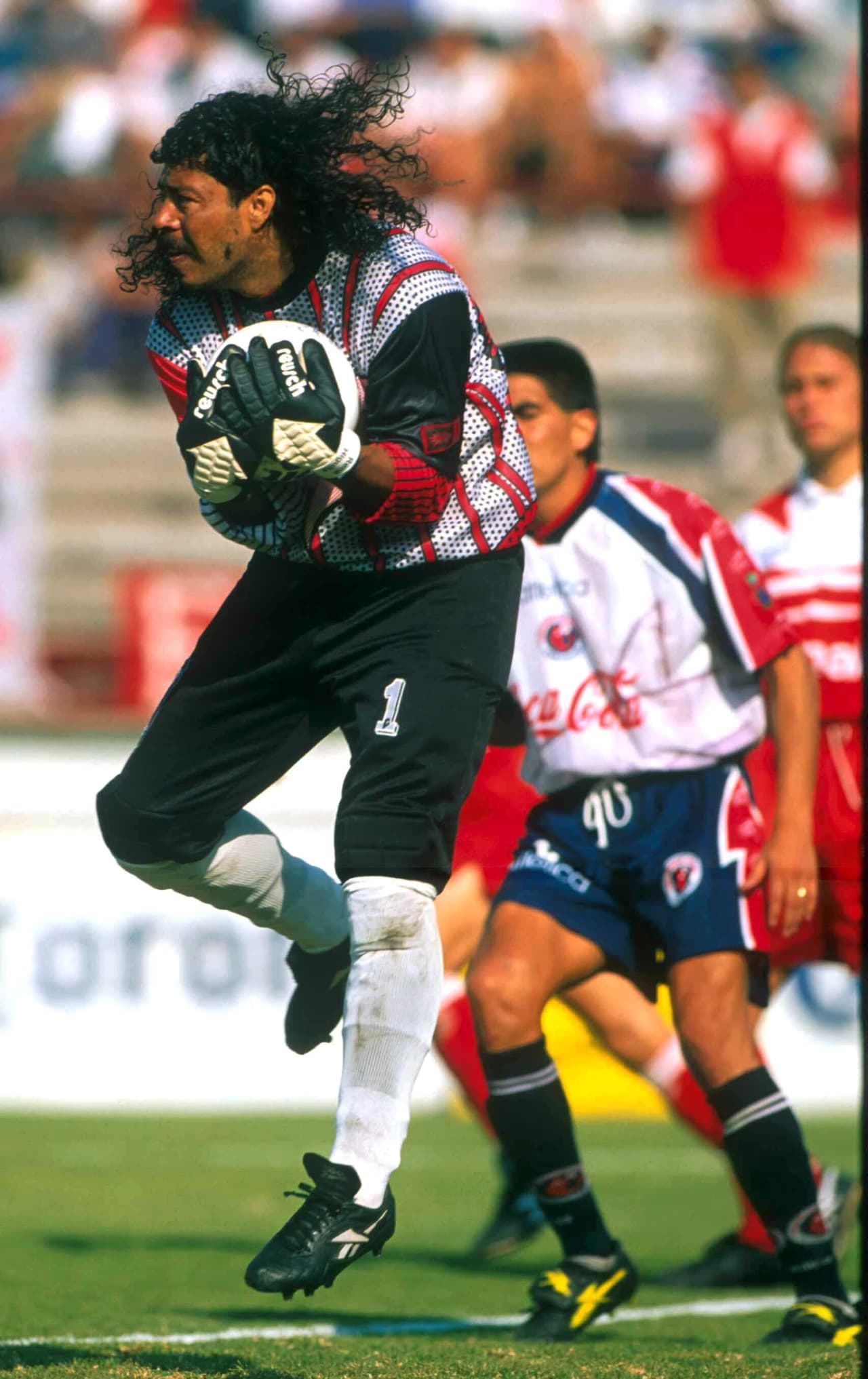 En la Liga MX jugó para los Tiburones Rojos del Veracruz un total de 30 partidos entre 1997 y 1998. Higuita metió el mismo número de goles que Bebeto: dos.
