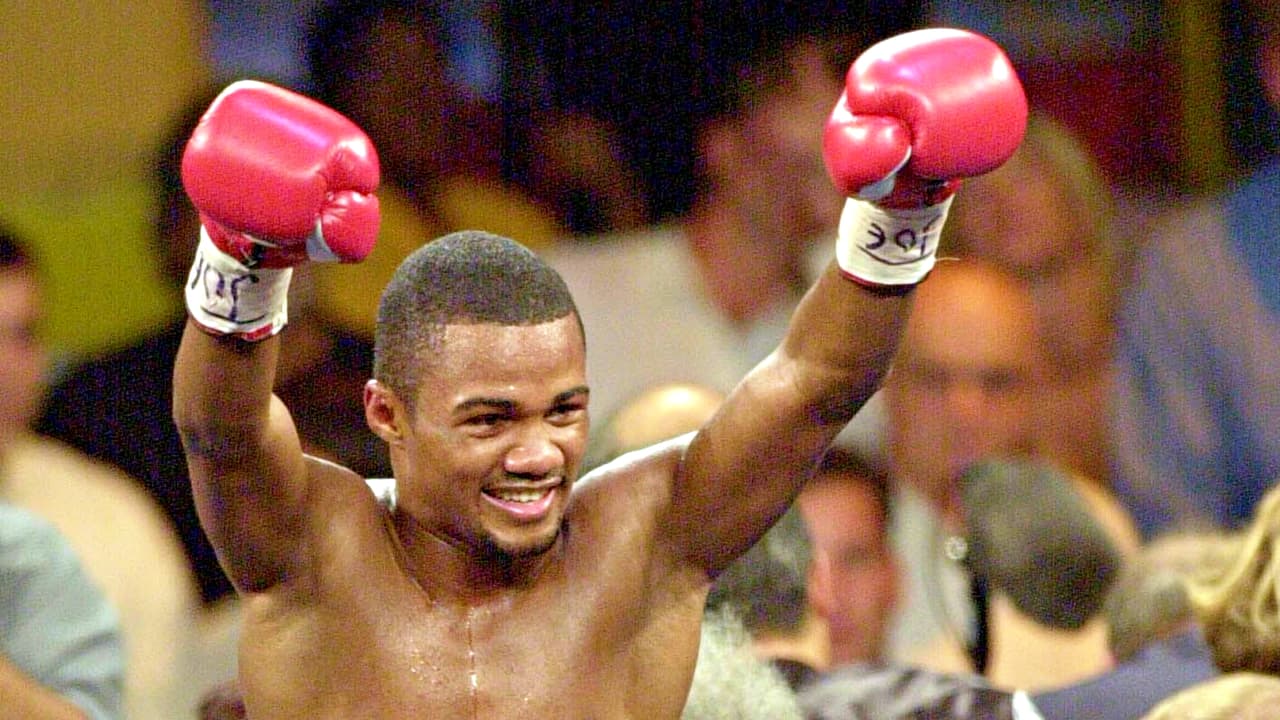 Félix ‘Tito’ Trinidad nació en Puerto Rico en 1973, en un pequeño municipio llamado Fajardo. Se convirtió en un multicampeón al coronarse en peso wélter por la FIB, y peso superwélter y peso mediano por la AMB. Su KO fueron los fraudes que le cometieron y los malos manejos de dinero. Su último combate lo perdió ante, el nacido en Florida y rapero, Roy Jones Jr. ‘Superman’ Jones le ganó por puntos en el Madison Square Garden el 19 de enero del 2008. Jones tenía 39 años y Trinidad 35.