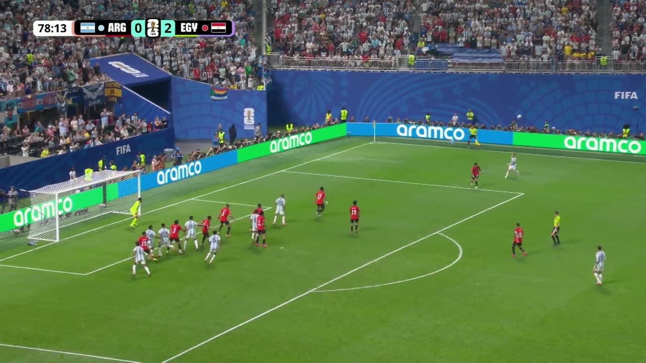 ¡GOL!  anota para Argentina. Cristian Romero