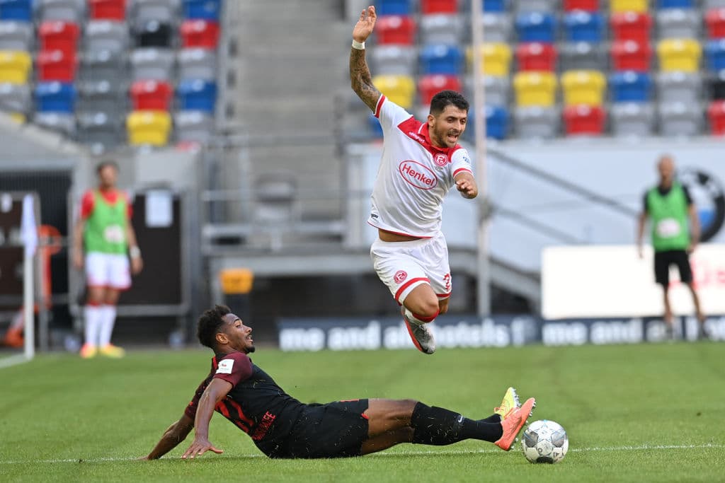 Dusseldorf 1-1 Augsburgo | Niederlechner (10’) abrió el marcador para los visitantes y Hennings (25’) emparejó el marcador. Augsburgo y Dusseldorf ocupan las posiciones 15 y 16, respectivamente, en la tabla general del futbol alemán.