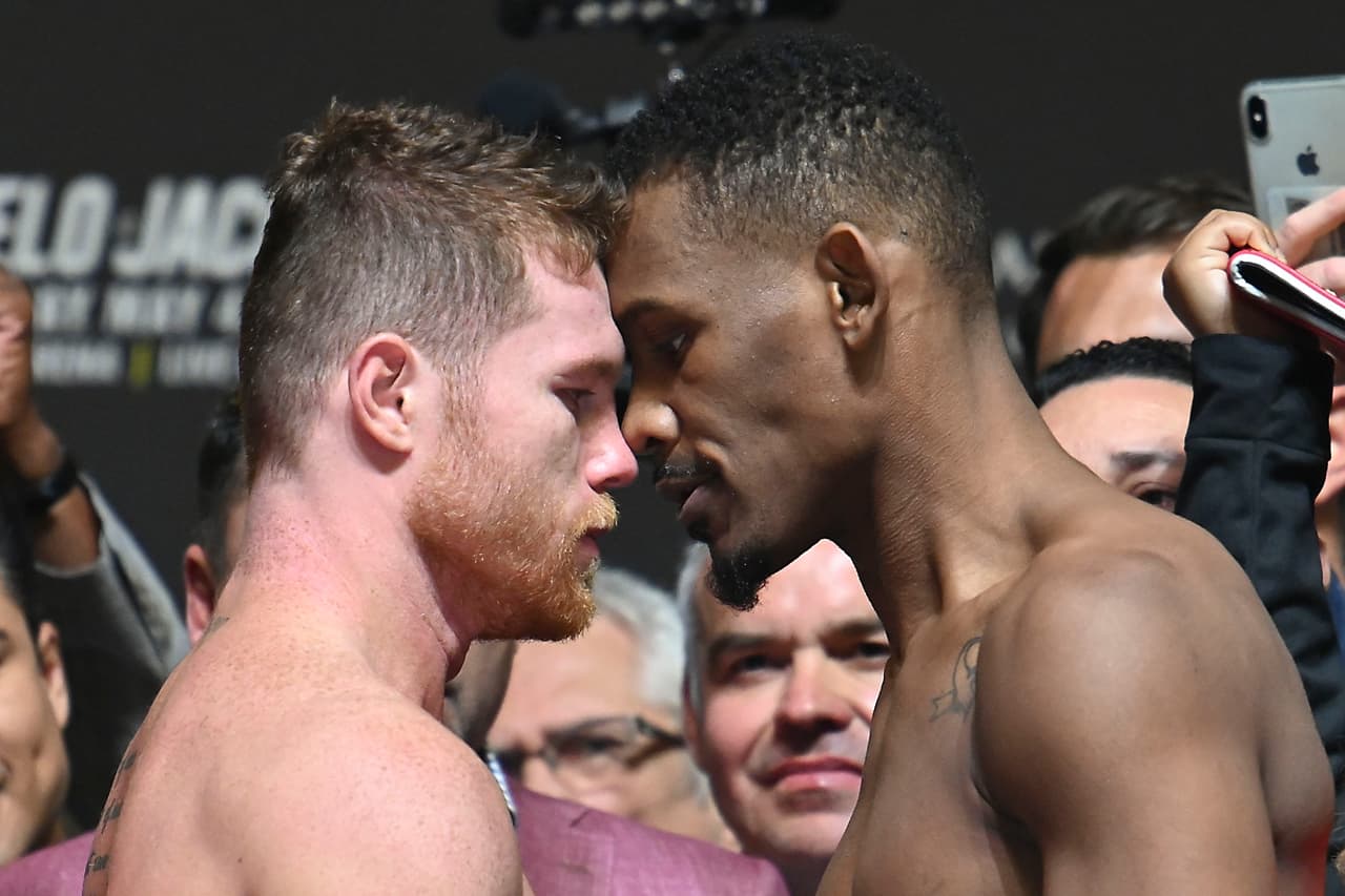 Saúl 'Canelo' Álvarez (izquierda) y Daniel Jacobs (derecha) realizaron la ceremonia de pesaje en Las Vegas antes del combate por los cetros de la CMB y la OMB.
