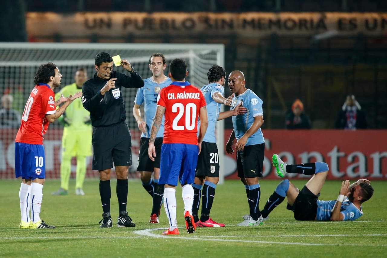 El árbitro central del encuentro fue el brasileño Sandro Ricci que no tuvo una tarde sencilla.
