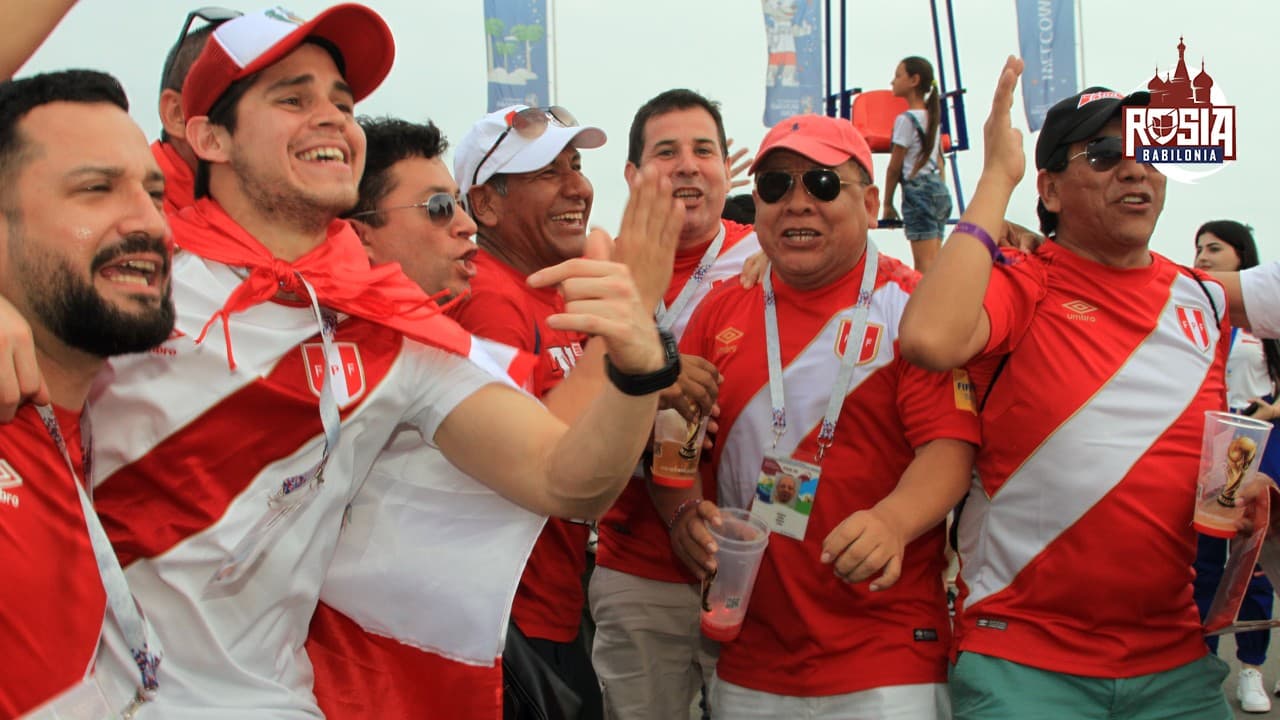 Aficionados de Perú tras terminar el partido ante Australia, en Sochi.
