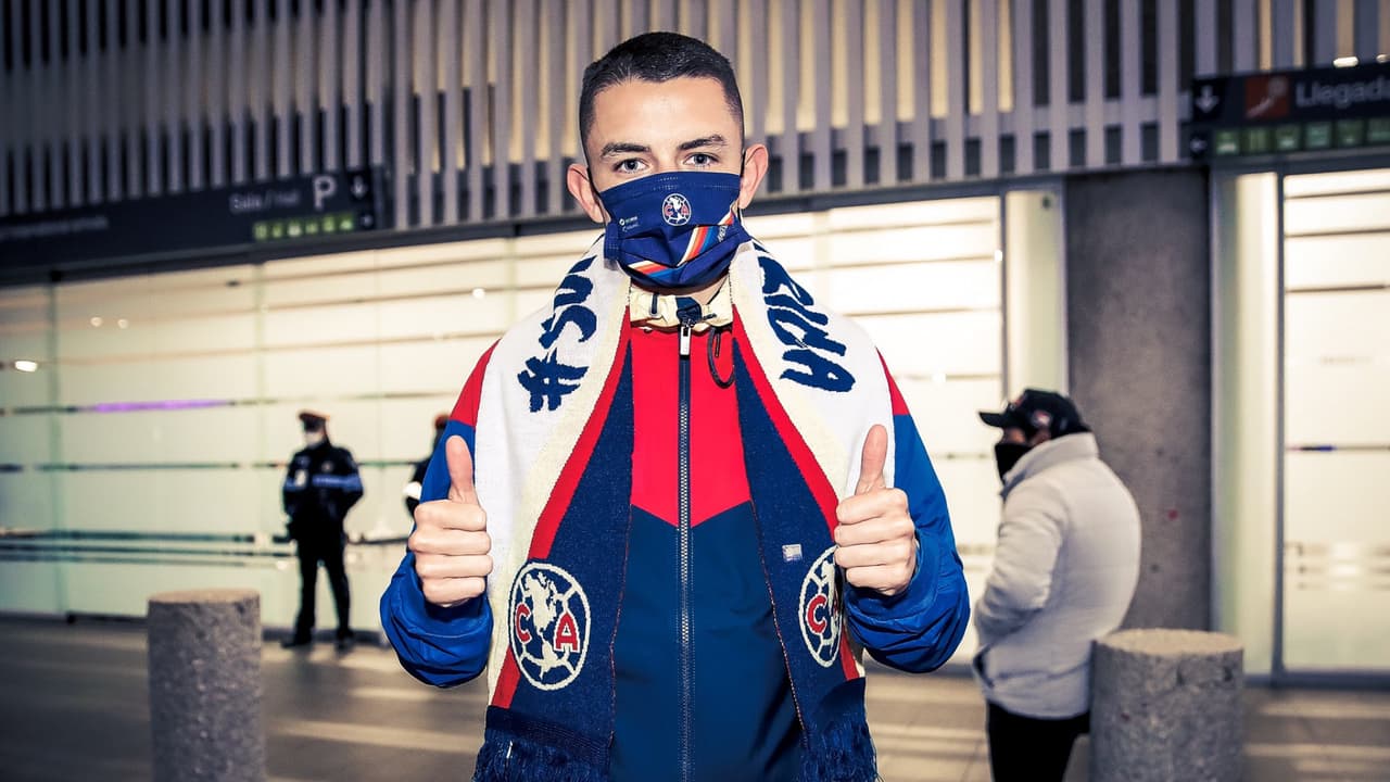 Álvaro Fidalgo presume su número en América al llegar a México