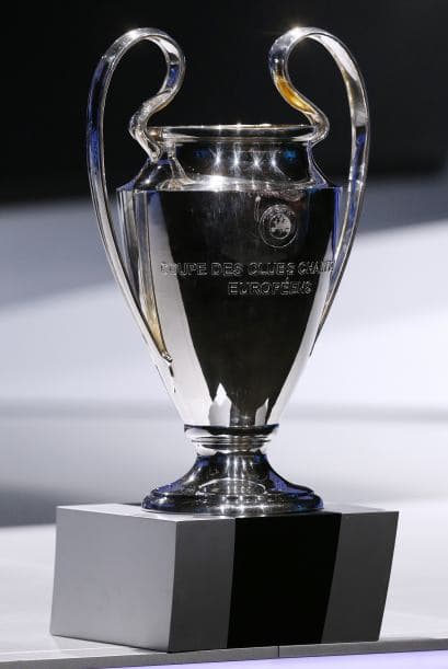 Además la UEFA homenajeó al Real Madrid por sus 10 título de campeón de Europa.