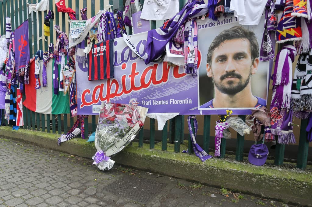 El mundo dejó ver su cariño hacia el jugador fallecido e incluso la Liga de Italia no disputó una fecha como muestra de luto por el capitán de Fiorentina.