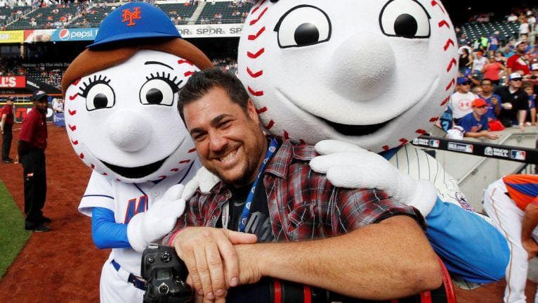 Mets honran en su estadio a fotógrafo fallecido por COVID-19