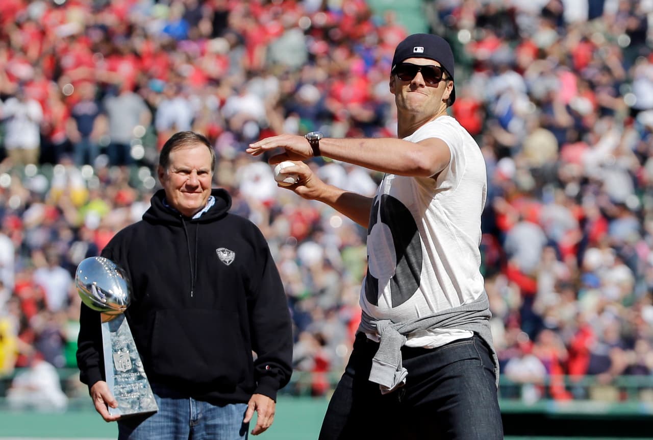 <b>Tom Brady | QB New England Patriots</b>
<br>
<br>
<b>Draft de béisbol:</b> En 1995 fue seleccionado en la décima octava ronda al salir de la preparatoria como catcher por los Expos de Montreal. (Curiosamente, el actual catcher de las Grandes Ligas David Ross fue seleccionado en la ronda 19 en el mismo draft).
<br>
<br>
<b>Draft de la NFL:</b> Brady fue seleccionado en la sexta ronda del Draft 2000 (199 general) por los New England Patriots con quienes ha ganado cinco campeonatos.
<br>
<br>
<b>Recuento:</b> Brady fue un buen catcher en la preparatoria (golpeaba con poder con la zurda), pero siempre le gustó más el fútbol americano y solo jugó football después de preparatoria. Esa fue una decisión inteligente, ya que tiene cinco anillos de Super Bowl y es un miembro seguro que será elegido al Salón de la Fama en su primer turno.