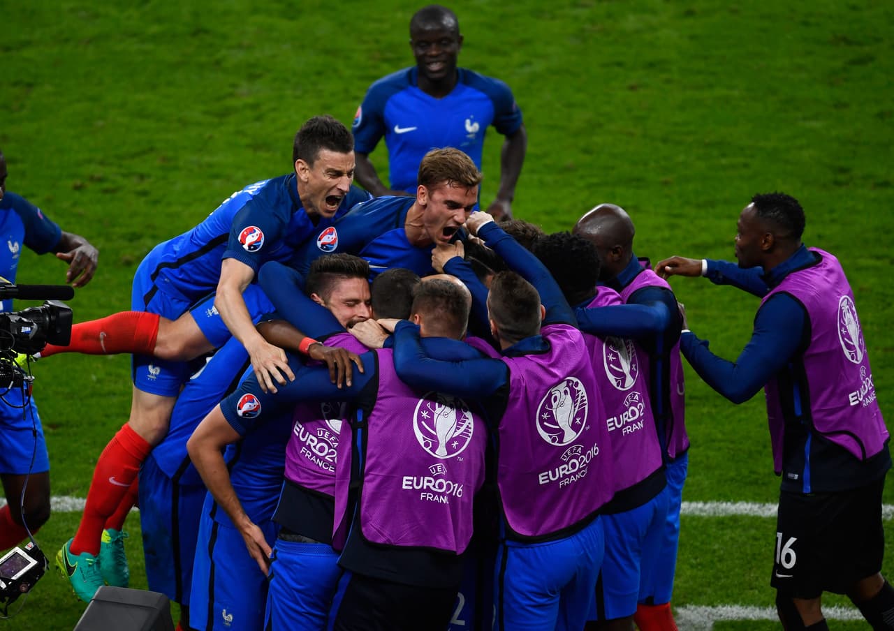 Francia derrotó 2-1 a Rumania en el partido inaugural de la Eurocopa 2016.