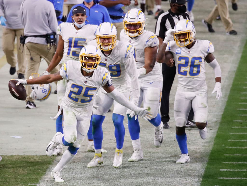 Raiders no logran finiquitar a los Chargers y en menos de cuatro minutos consiguen la victoria 30-27.