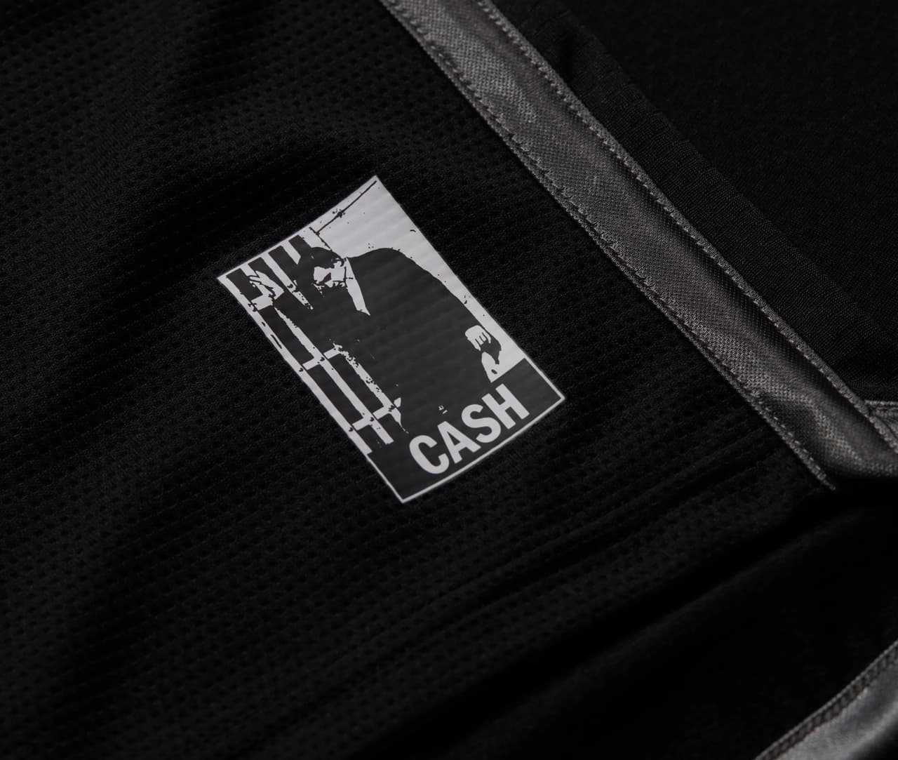 Adecuadamente, la casaca fue bautizada como "la Camiseta del Hombre de Negro".