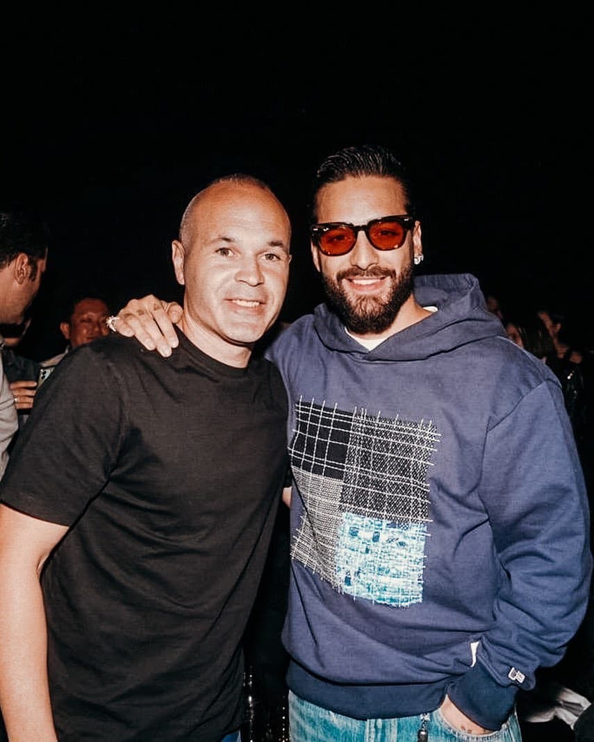 <h2 class="cms-H2-H2">Andrés Iniesta y Maluma</h2>
<br>
<br>En su visita a Japón, el exfutbolista del Barcelona y actualmente del Vissel Kobe de ese país, aprovechó la invitación para conocer al reggaetonero colombiano. "Compartiendo momentos! Gracias por la invitación, un 10 también fuera del escenario, hermano! Lo vas a romper con lo que tienes entre manos… Japón es tu casa ❤️", escribió junto a su foto en Instagram.