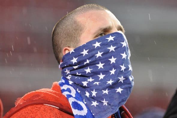 Los hinchas de EU, cual bandoleros, se protegían del frío y la lluvia, pero nunca dejaban de animar desde la tribuna.