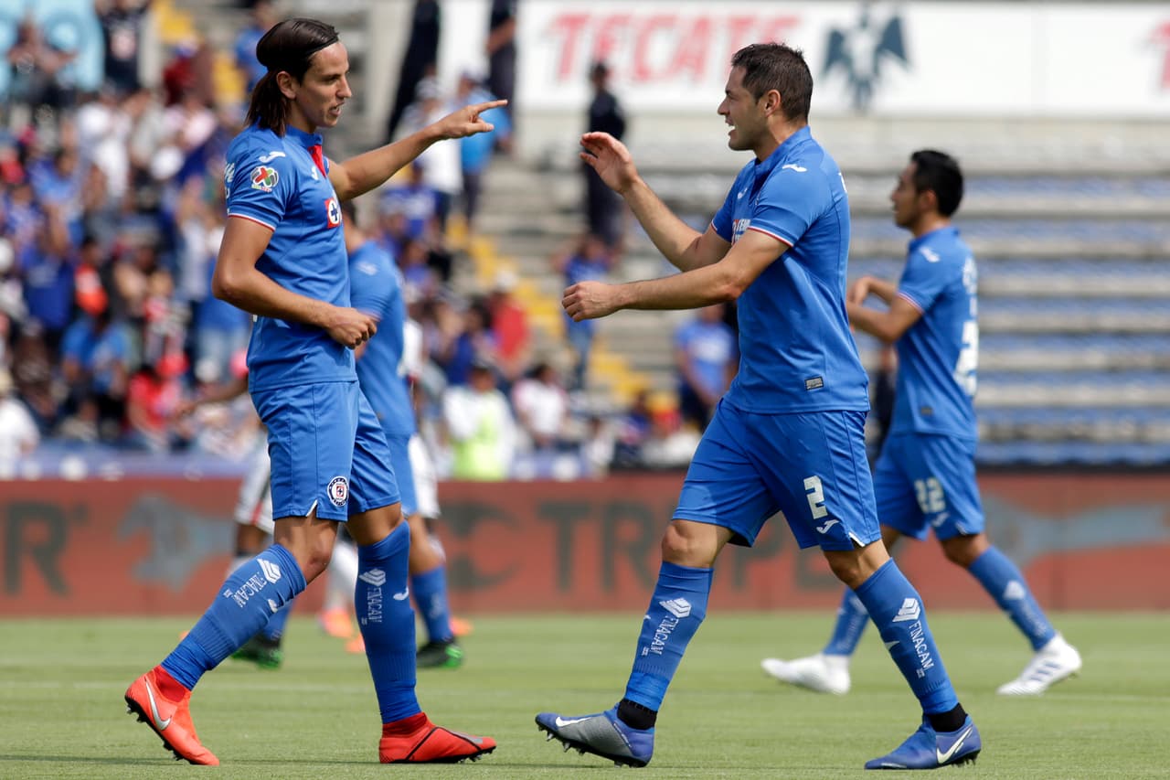 Y a los 11 minutos se iba empezando a dibujar el partido. Cruz Azul, por conducto de Pablo Aguilar (der), en gol que se revisó con el Video Assitance Referee (VAR), los visitantes se pusieron adelante 1-0.