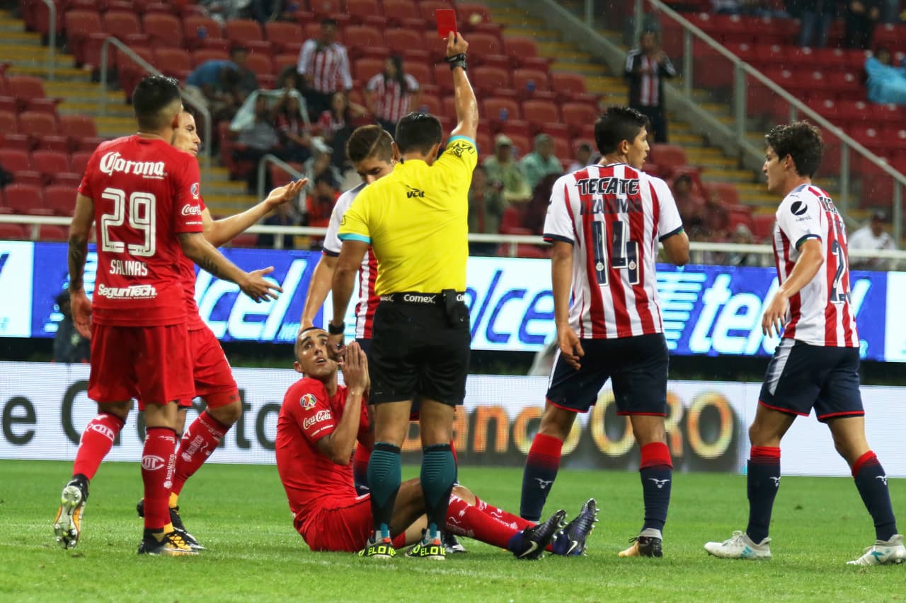 Osvaldo González vio la roja directa tras entrar con los tachones por delante contra Eduardo López. Más que merecida la tarjeta roja.