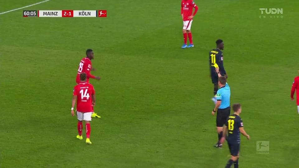 Tarjeta amarilla. El árbitro amonesta a Moussa Niakhaté de 1. FSV Mainz 05