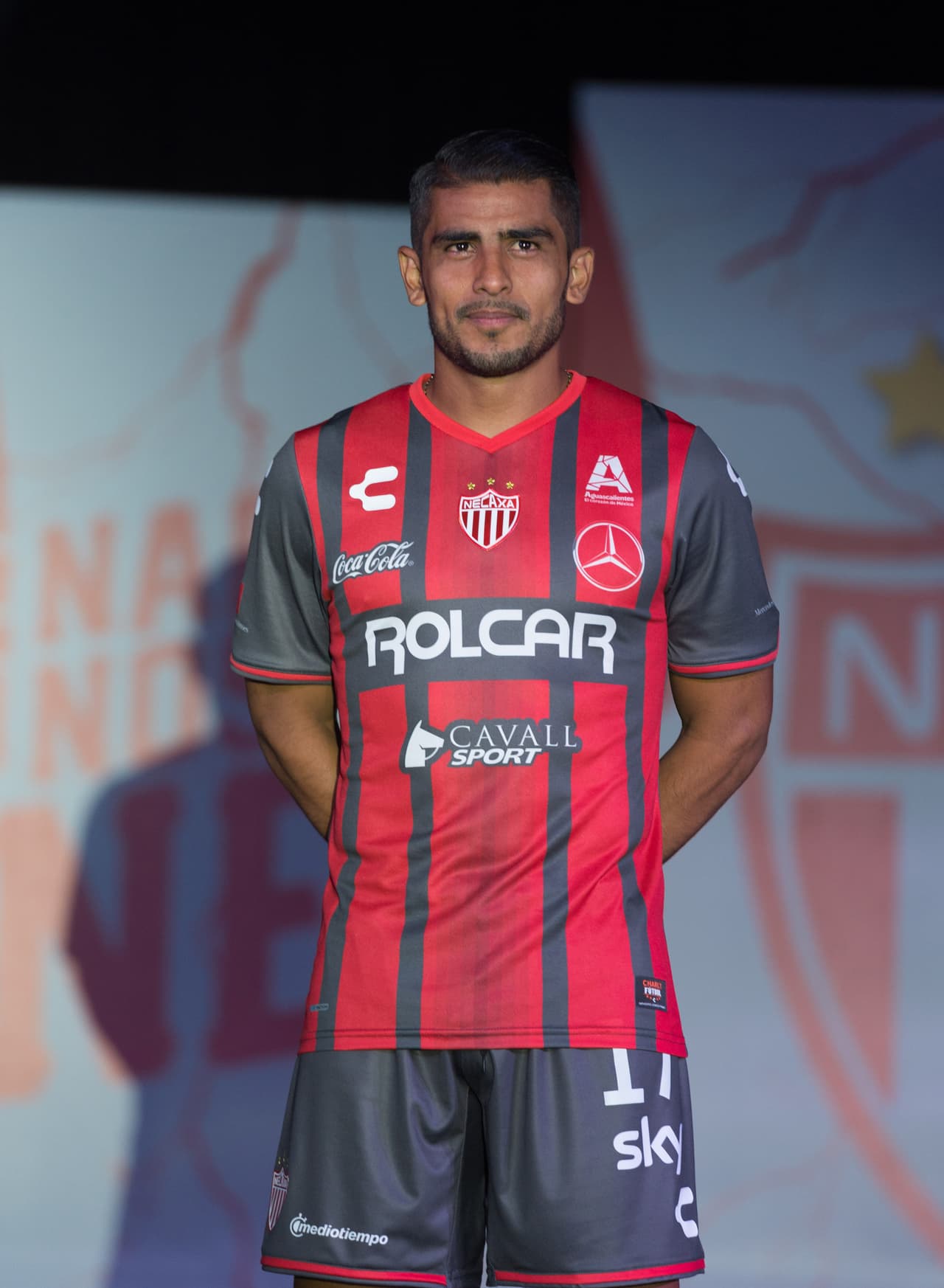 En la alternativa el mismo color es el que más está presente, pero el fondo es negro, por lo que no tendrá problema en la distinción cuando juegue de visitante.