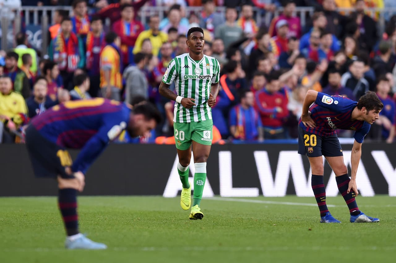 Junior Firpo, lateral del Real Betis (centro), reconoció que hay interés del Barcelona por ficharlo, pero asegura que por ahora se debe a su equipo.