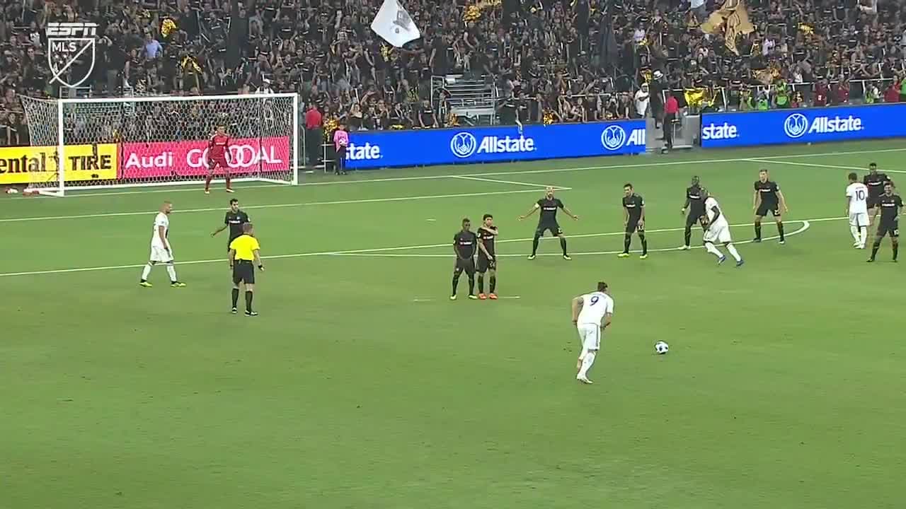 En apenas tres minutos, Zlatan manda el primer aviso con potente remate de tiro libre