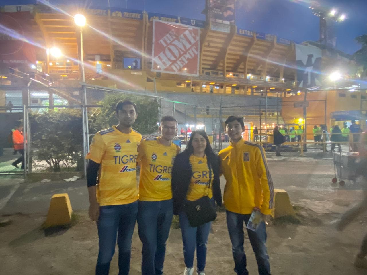 Asi llegan los aficionados al Estadio Universitario para el duelo de felinos en esta Jornada 8 de la Liga MX.