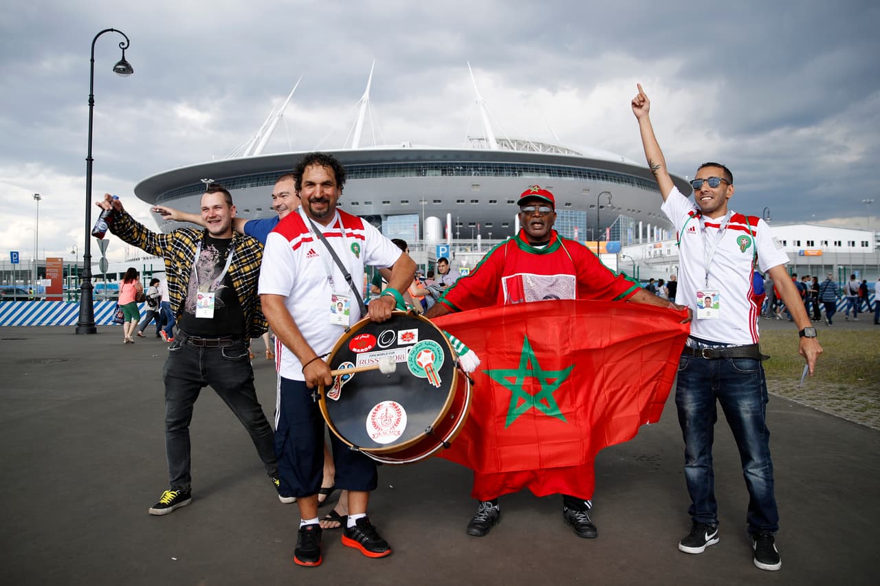 Con atuendos, felicidad y mucho colorido, los fanáticos de Marruecos y de Irán predieron la fiesta desde afuera de las canchas en el arranque del grupo B del Mundial de Rusia 2018.