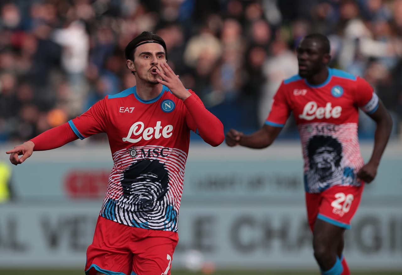 Napoli venció al Atalanta con goles de Lorenzo Insigne, Matteo Politano, Eljif Elmas, quien anotó tras recibir el balón de Hirving Lozano.