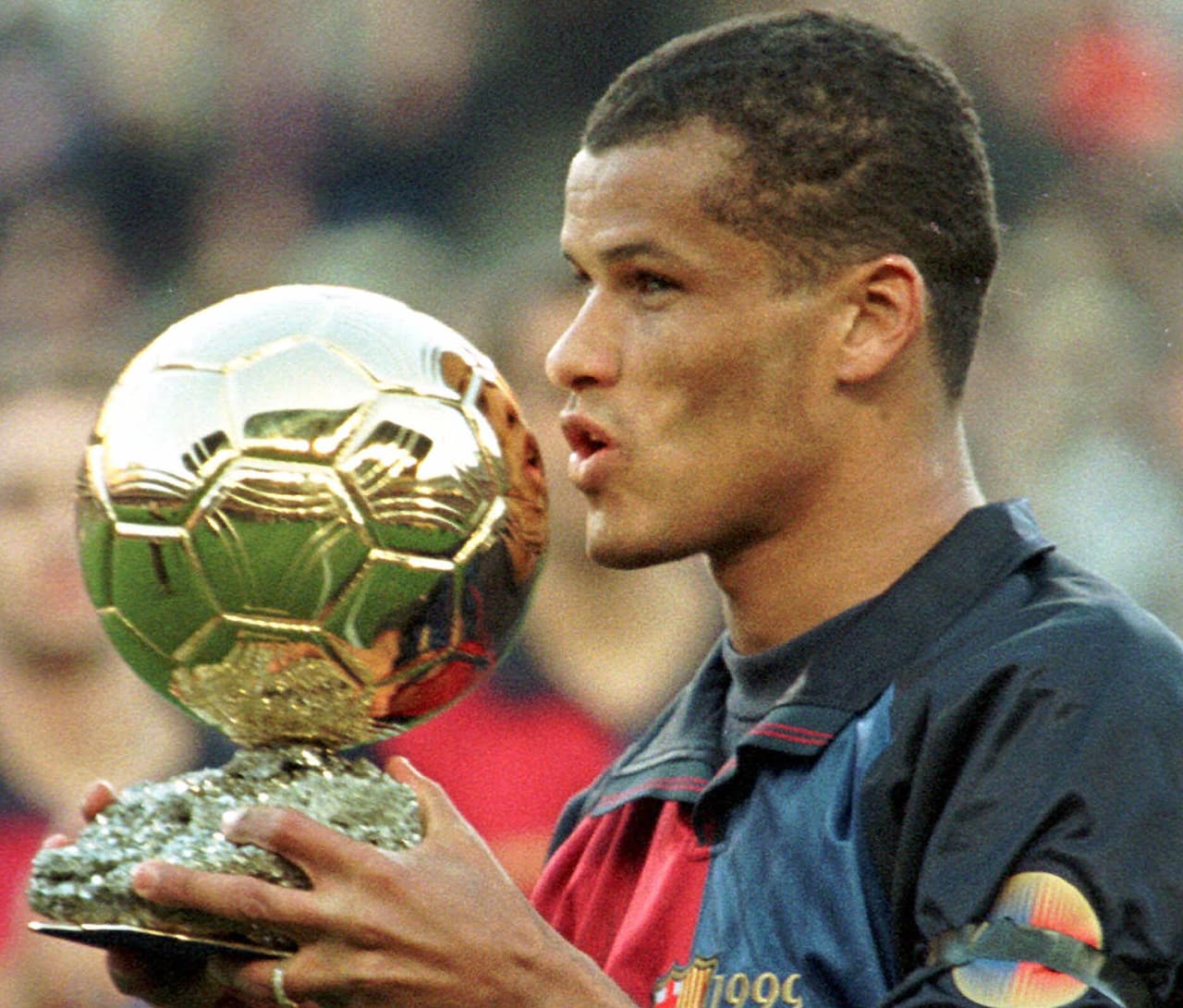Aunque solo obtuvo dos títulos de Liga de España y una Copa del Rey, el despliegue de buen fútbol de Rivaldo lo llevó a ser condecorado con el Balón de Oro en 1999.
