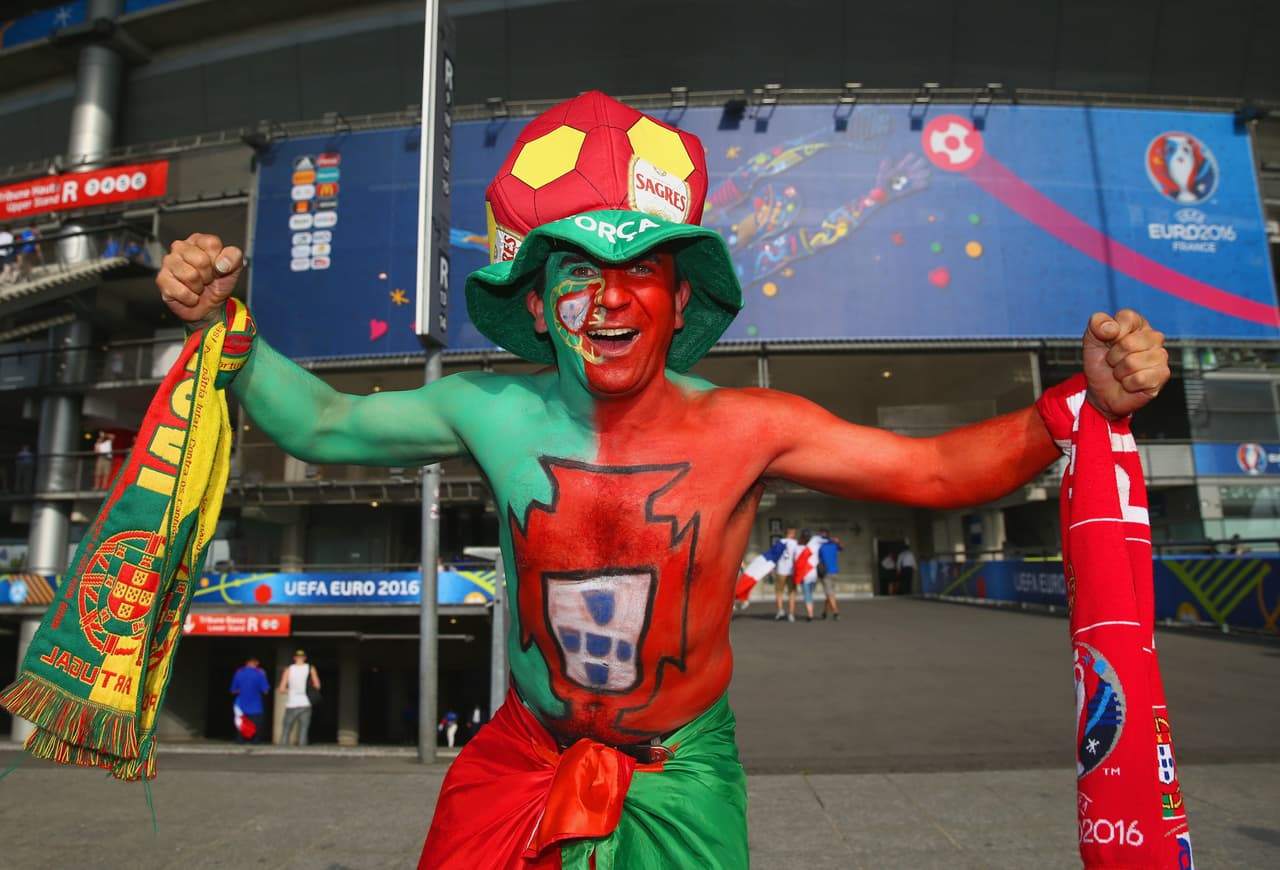 Los más apasionados llegaron con los colores de su selección.