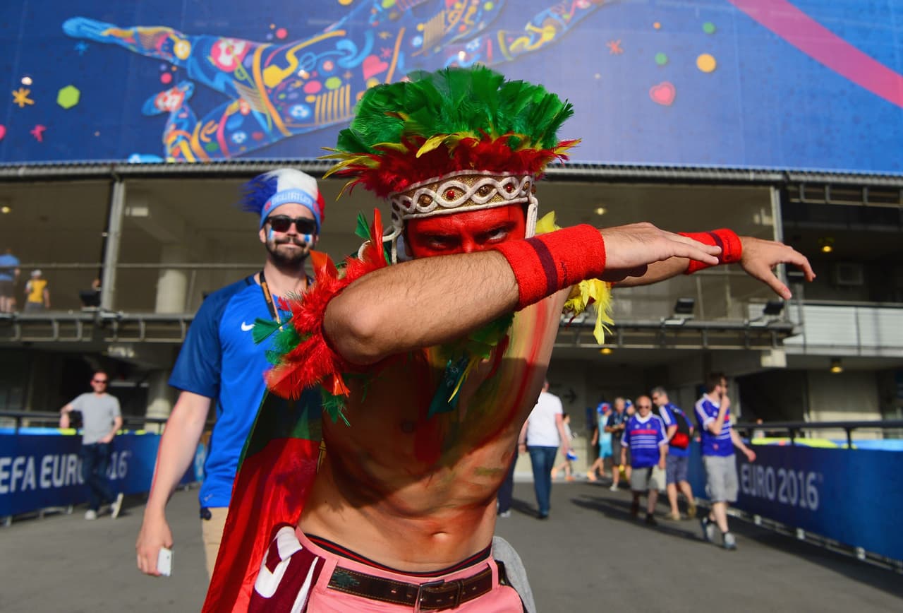 Los amantes del fútbol llegaron al Estadio de Francia en París.