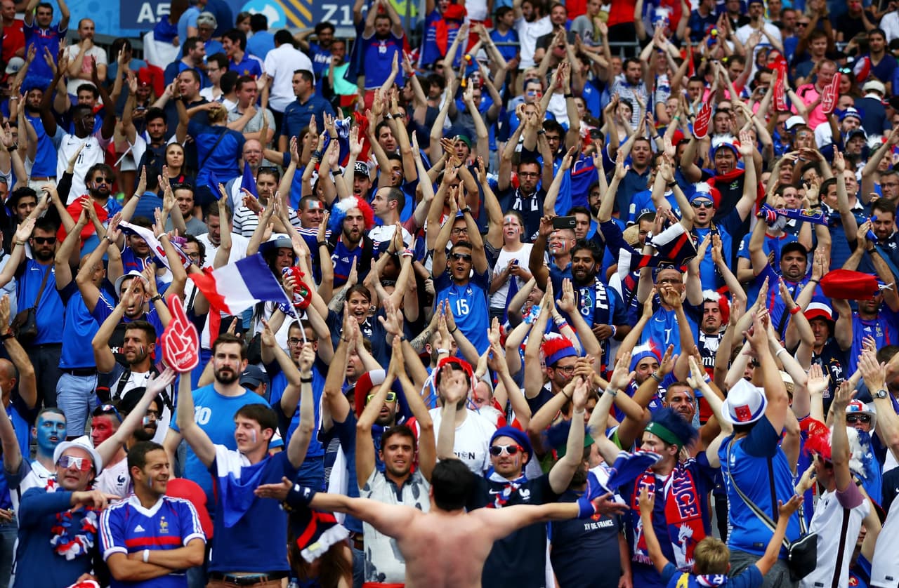 Aficionados de Francia llenaron las gradas para apoyar a los de casa.