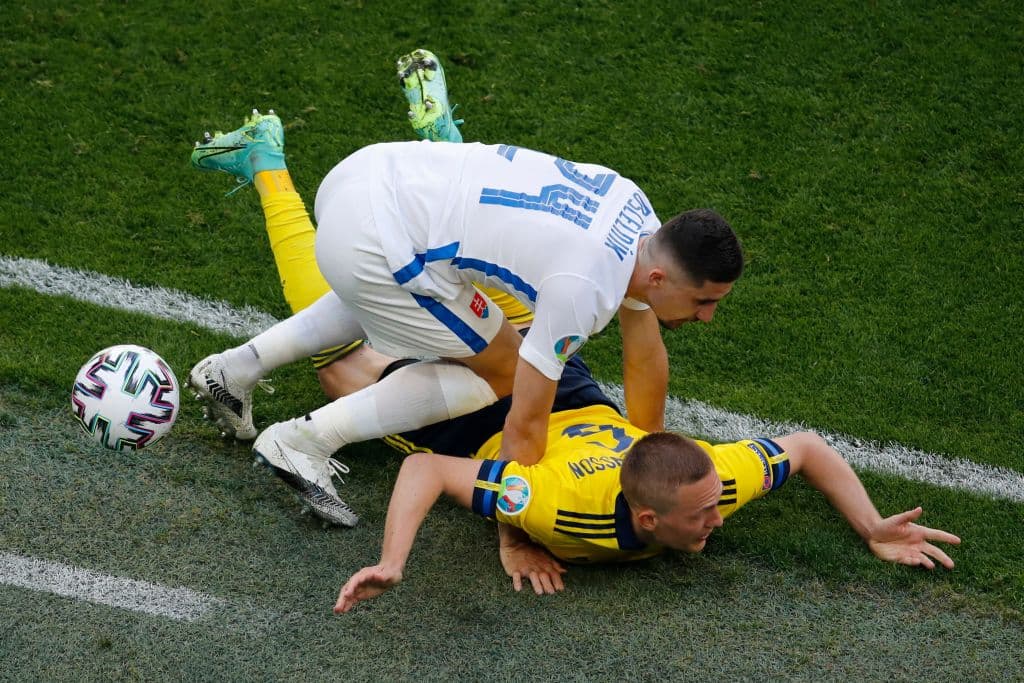 El solitario gol de Emil Forsberg desde los once pasos le da la victoria 1-0 a Suecia sobre Eslovaquia y los suecos comienzan a pensar en la fase eliminatoria.