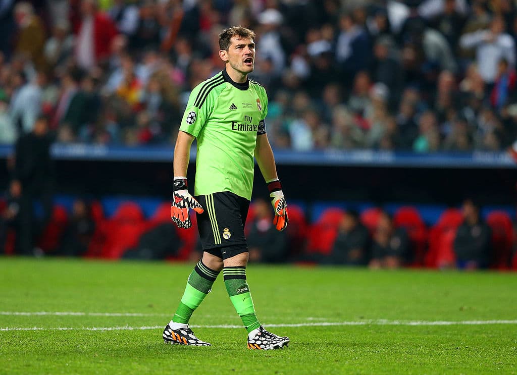 Su hermano Unai Casillas es aficionado del eterno rival del Real Madrid, el FC Barcelona.