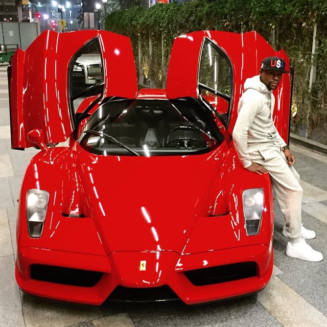 <h3 class="cms-H3-H3"><b>Ferrari Enzo</b></h3>
<br>
<br>Una joya italiana motivada por un enorme motor V12 de 6.0 litros con la capacidad de generar 651 caballos de fuerza, ofrecer una aceleración de 0 a 60 mph (98 km/h) en 3.14 segundos y alcanzar una velocidad máxima de 218 mph (349 km/h). ¿Su precio? 3.2 millones de dólares.