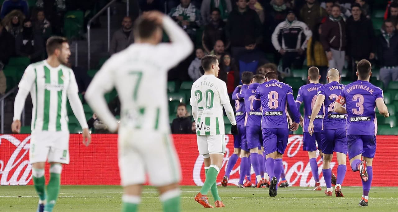 GRAF2783. SEVILLA. 15/01/2017.- Los jugadores del Leganés celebran el segundo gol del equipo madrileño durante el encuentro correspondiente a la jornada decimonovena de primera división que disputan esta noche frente al Betis en el estadio Benito Villamarín, en Sevilla. EFE/Jose Manuel Vidal,