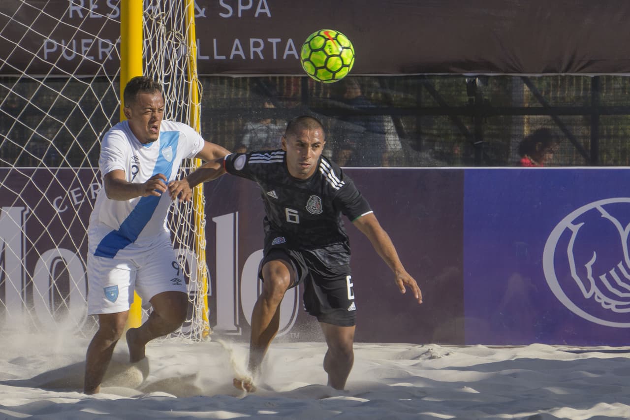 En el tercer periodo, Ulises Torres
<b> </b>robó el esférico y un par de pasos después, le pegó 'de tres dedos' para dejar parado al arquero guatemalteco, con lo que México amplió la ventaja.