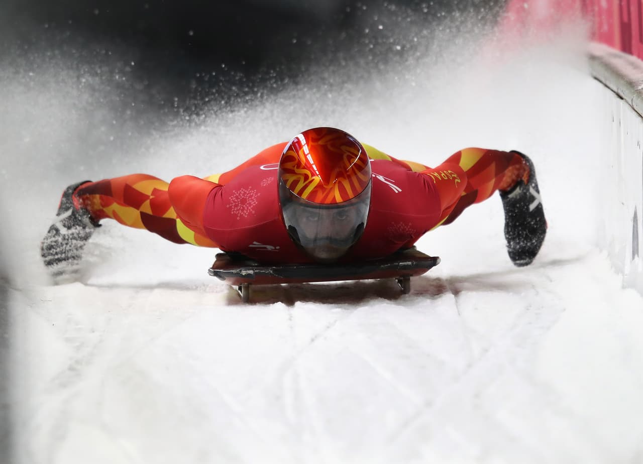 El español Ander Mirambell optó por un casco rojo con algunos detalles amarillos, para formar la bandera de su país.